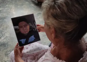 “Lo único que le pido a Dios es ver a mi hijo entrar por esa puerta”, dice madre de zuliano preso en El Salvador