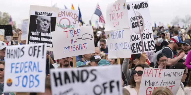 Masivas protestas en EE. UU. contra políticas de Trump y Musk bajo el lema «¡Manos fuera!»