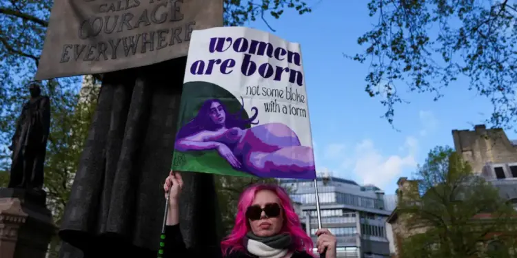 Reino Unido: Corte Suprema excluye a trans del término «mujer» en la ley de igualdad
