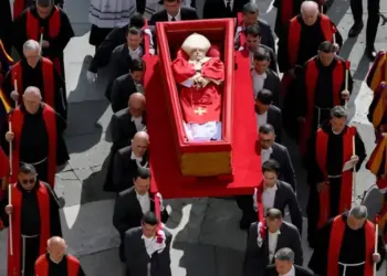 El féretro del papa Francisco fue trasladado a la Basílica de San Pedro