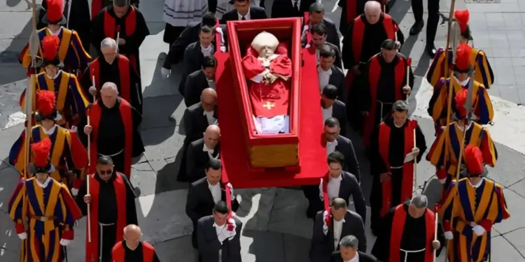 El féretro del papa Francisco fue trasladado a la Basílica de San Pedro