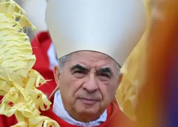 Cardenal Becciu anuncia que no participará en el cónclave por «voluntad» del papa Francisco