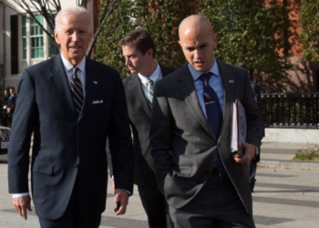 Un diplomático de EE.UU. fustiga la política de sanciones hacia Venezuela: «Rara vez derrocan regímenes»