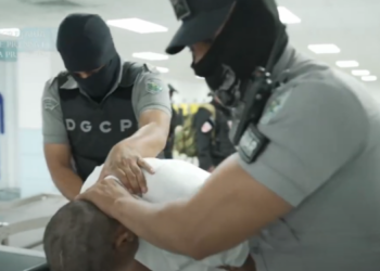 Familias de venezolanos enviados a El Salvador esperan una fe de vida de los detenidos