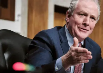 Senador admite que EE.UU. vive una crisis constitucional luego de enviar por error a un hombre a El Salvador