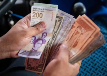 El bolívar se devaluó un 24,6% frente al dólar oficial en el primer trimestre