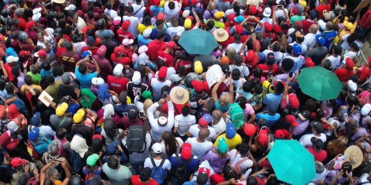 Diosdado Cabello: Gobernadores, alcaldes y diputados deben ir a la calle junto al pueblo