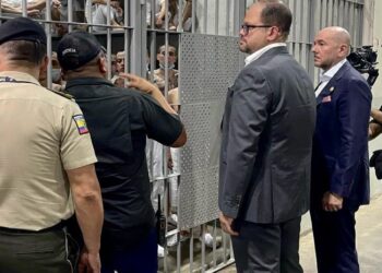 El ministro del Interior de Ecuador recorrió la megacárcel de El Salvador para pandilleros