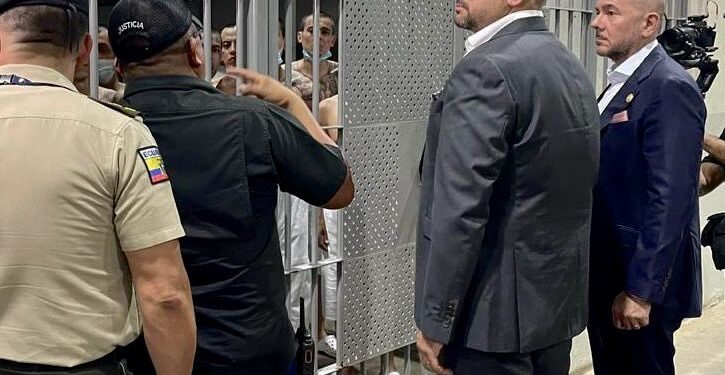 El ministro del Interior de Ecuador recorrió la megacárcel de El Salvador para pandilleros