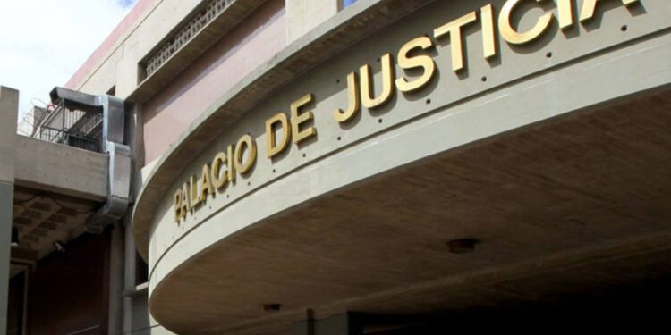 Hombre acusado de abuso sexual se arrojó al vacío en el Palacio de Justicia de Caracas