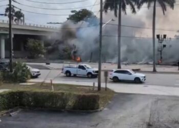 Tres muertos al estrellarse una avioneta en una transitada avenida en Boca Ratón, Estados Unidos