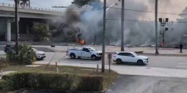 Tres muertos al estrellarse una avioneta en una transitada avenida en Boca Ratón, Estados Unidos