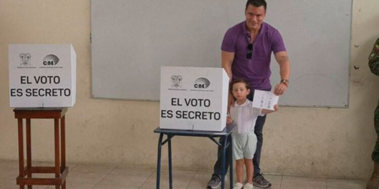Noboa vota en la segunda vuelta de las presidenciales de Ecuador
