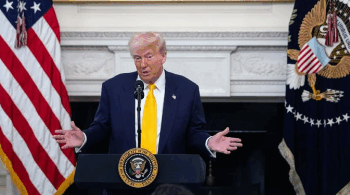 Trump pide al Supremo que levante la pausa a las expulsiones de migrantes a El Salvador