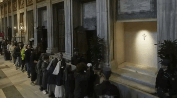 Miles de fieles hacen fila para visitar la tumba del papa Francisco