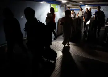 La policía de Portugal trabaja para rescatar a personas atrapadas en el metro