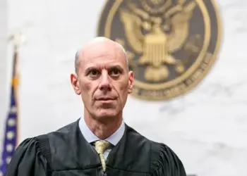 Juez considera declarar en «desacato» a la administración Trump por deportaciones a El Salvador