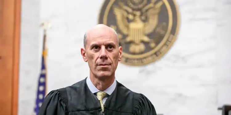 Juez considera declarar en «desacato» a la administración Trump por deportaciones a El Salvador