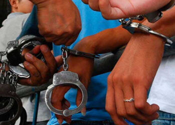 Militares venezolanos detienen a cinco personas por transportar 110 toneladas de hierro