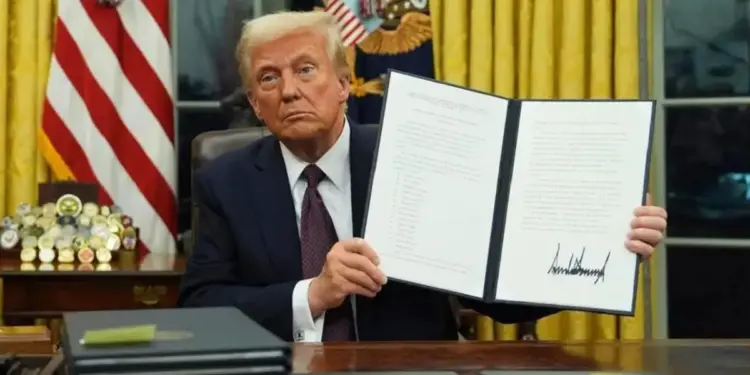 Gobierno de EE.UU. prohíbe a inmigrantes irregulares recibir beneficios del Seguro Social