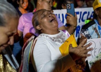 Familiares de venezolanos presos en El Salvador piden a Bukele liberar a los migrantes (Fotos)