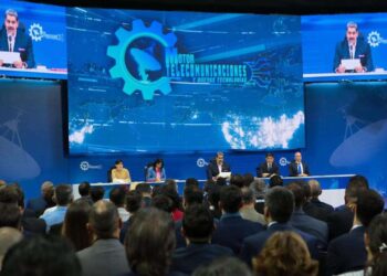 Maduro firma decreto de emergencia económica para proteger el aparato productivo tras medidas arancelarias de Trump