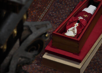 Casi 20.000 personas han pasado ante el féretro del papa Francisco en su primer día en la basílica