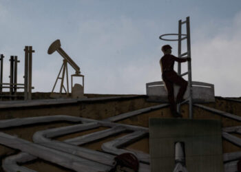 El petróleo alcanza su nivel más bajo en cuatro años ante la incertidumbre económica