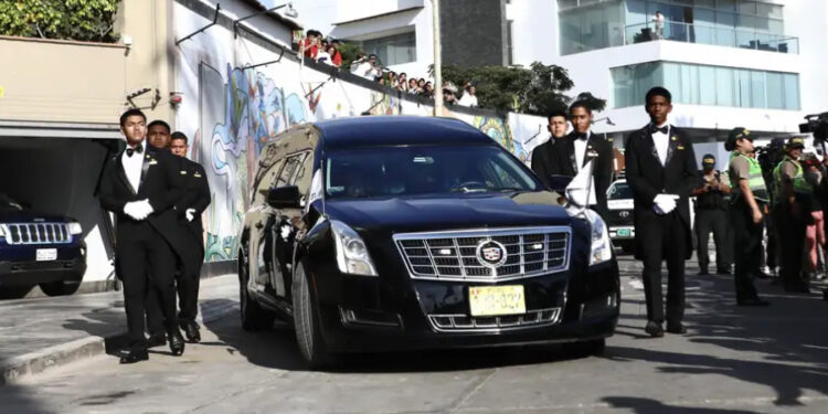 Mario Vargas Llosa fue cremado tras un funeral privado