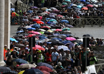 Unas 150.000 personas despiden al papa en la basílica de San Pedro antes del funeral
