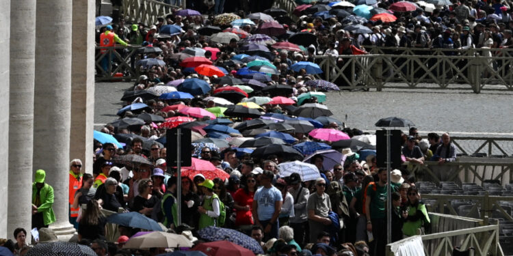 Unas 150.000 personas despiden al papa en la basílica de San Pedro antes del funeral