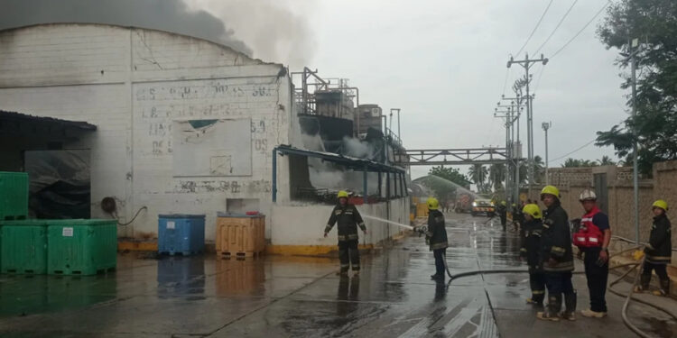 Autoridades investigan incendio en planta camaronera del Zulia