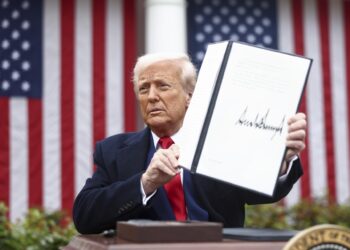 Trump incluye a Venezuela en su guerra comercial: fija aranceles del 15 % a sus importaciones