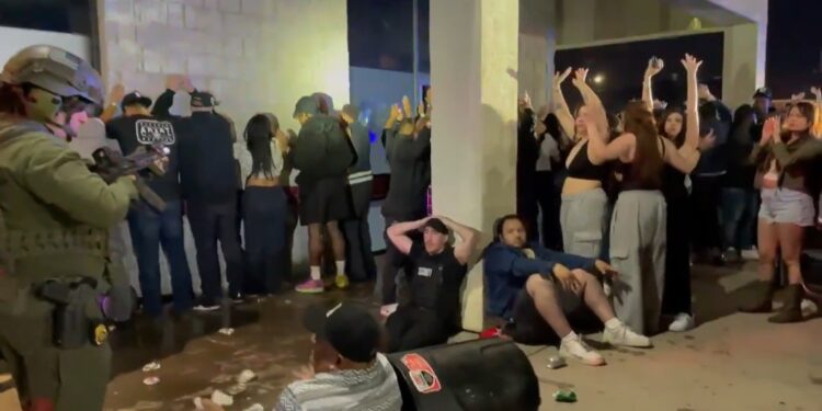 DEA detiene a 114 inmigrantes tras operativo en un club nocturno de Colorado
