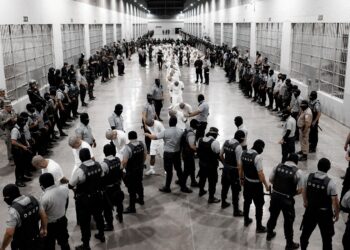 Gobierno de Trump pide a los jueces cerrar casos de asilo de venezolanos expulsados a la cárcel de pandilleros en El Salvador