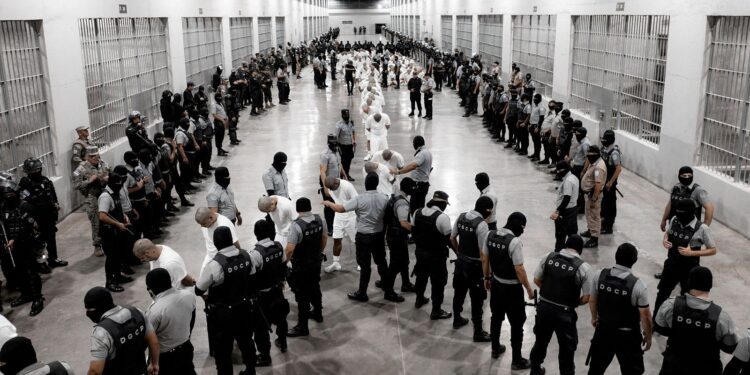 Gobierno de Trump pide a los jueces cerrar casos de asilo de venezolanos expulsados a la cárcel de pandilleros en El Salvador