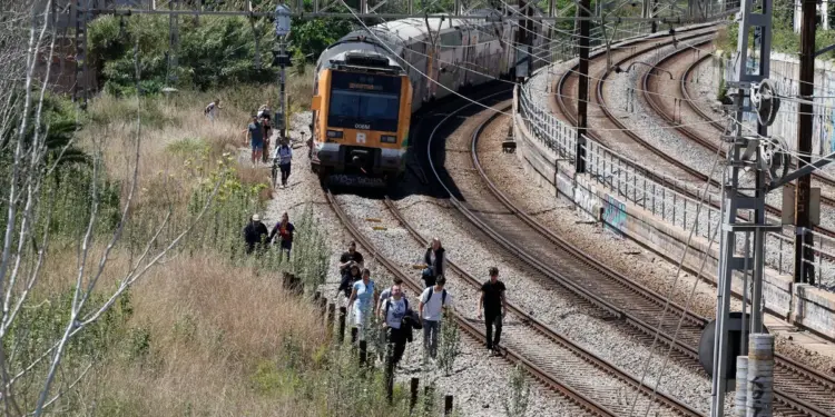 Más de 30.000 personas están siendo evacuadas de trenes varados por el apagón en España