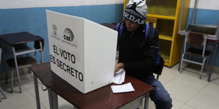 Un total de 537 ciudadanos votó en casa en la segunda vuelta electoral de Ecuador 2025
