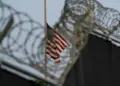 Inmigrantes detenidos en Guantánamo enfrentan intimidación y restricciones legales