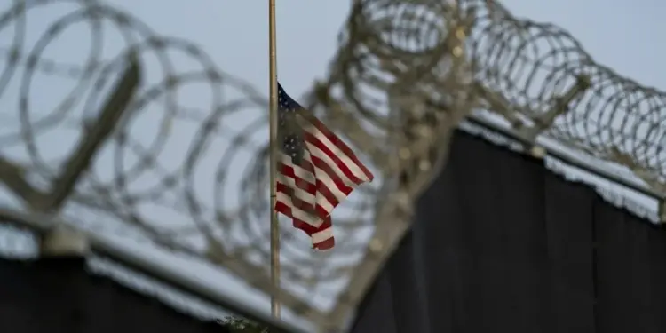 Inmigrantes detenidos en Guantánamo enfrentan intimidación y restricciones legales
