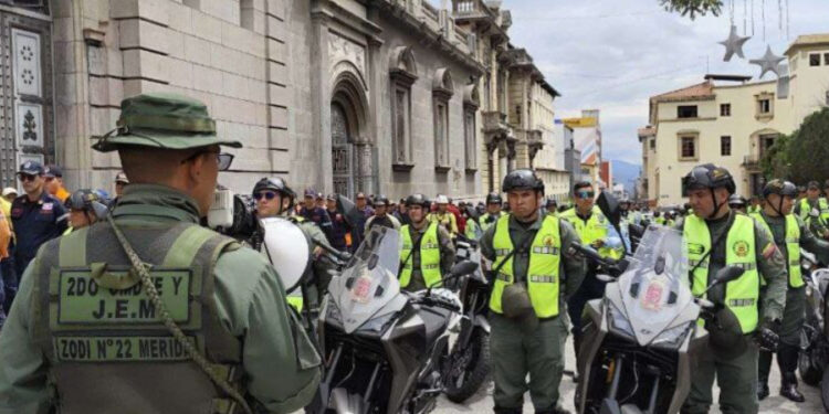 Más de 11 mil 500 funcionarios resguardan templos religiosos y espacios públicos en Caracas