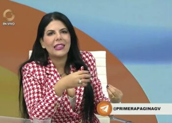 Indira Urbaneja acusa a María Corina Machado de complicidad en el maltrato a migrantes venezolanos en EE.UU.