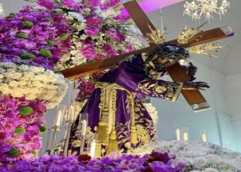 Orquídeas y devotos colman los alrededores de la Basílica de Santa Teresa para venerar al Nazareno de San Pablo