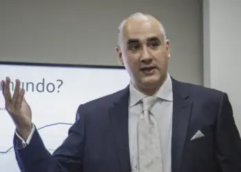 Luis Oliveros tilda como «vergonzosa» actitud de venezolanos que respaldan sanciones