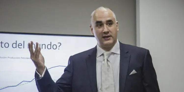 Luis Oliveros tilda como «vergonzosa» actitud de venezolanos que respaldan sanciones