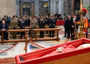 Más de 90.000 personas han pasado por la capilla ardiente del papa Francisco