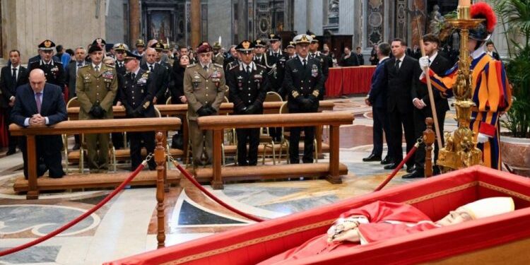 Más de 90.000 personas han pasado por la capilla ardiente del papa Francisco