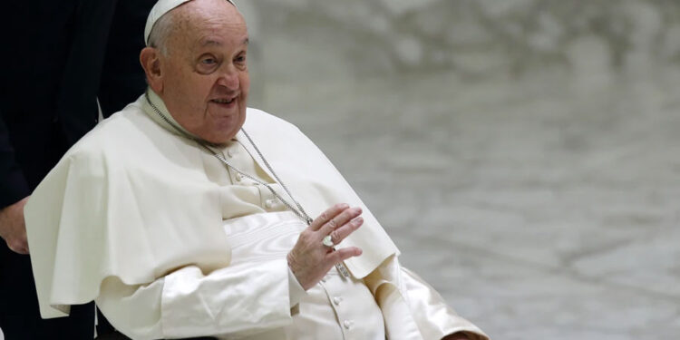 Papa Francisco continúa mejorando mientras sigue su «aislamiento» en Casa Santa Marta