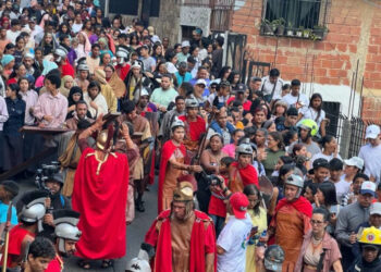 Feligreses de Petare revivieron la Pasión de Cristo en el tradicional viacrusis del Viernes Santo