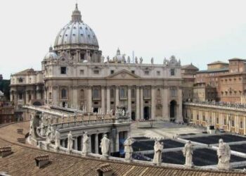 El Vaticano convoca el rezo del rosario por el papa Francisco esta tarde